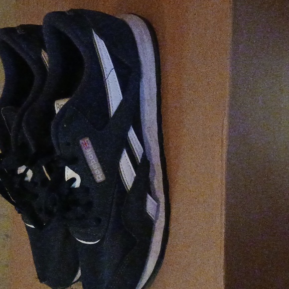 Sneaker - Picture 2 of 2